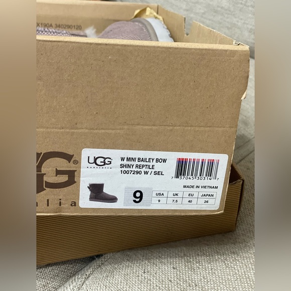 Ugg’s Mini Bailey Bow Shiny Reptile - Picture 5 of 5